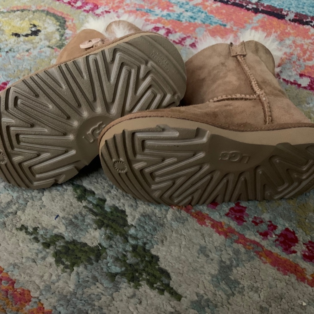 Toddler Ugg sz 10 Bailey Button camel